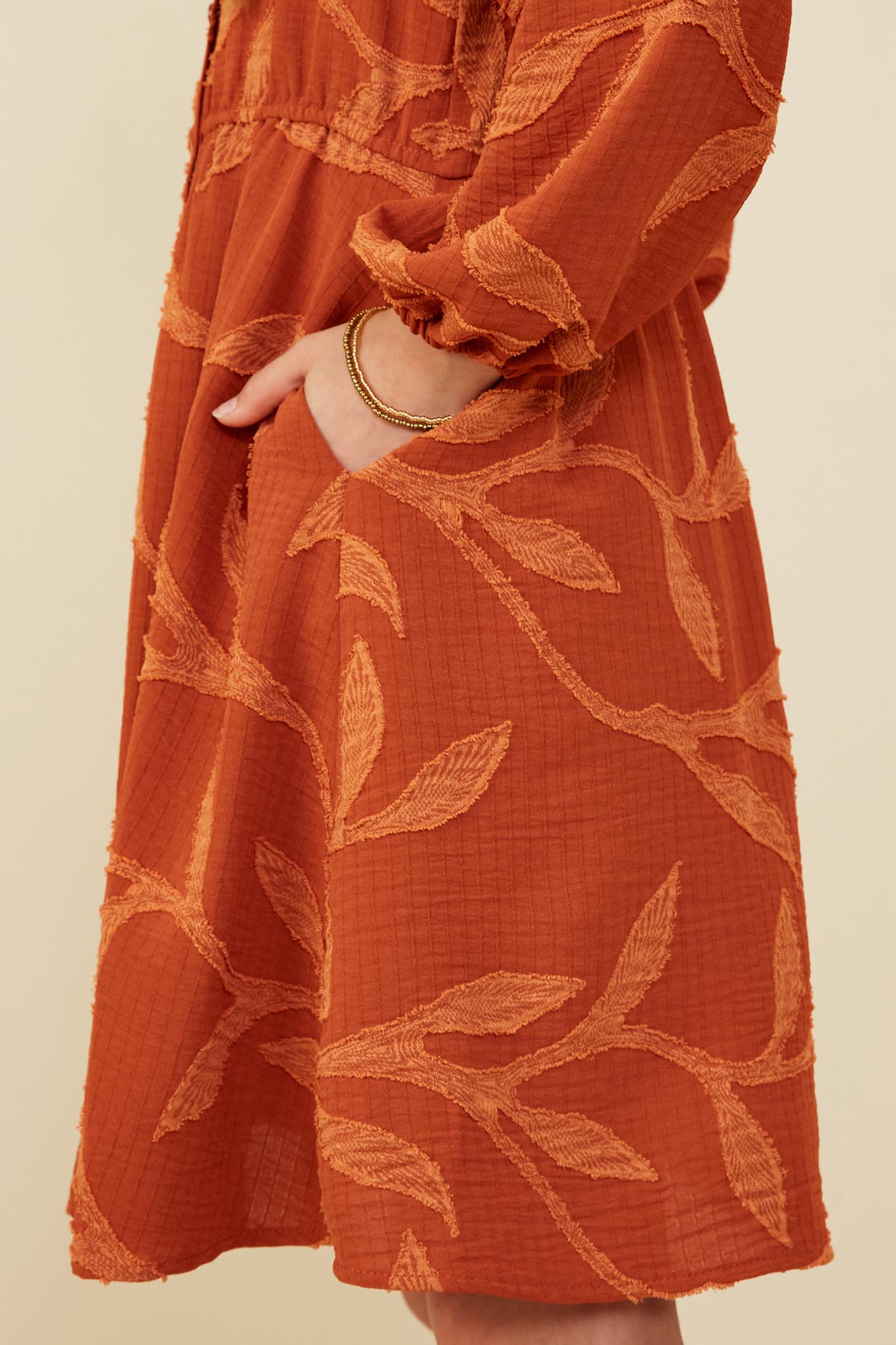 Knopfleistekleid mit strukturiertem, tonalem botanischem Print - Image 3