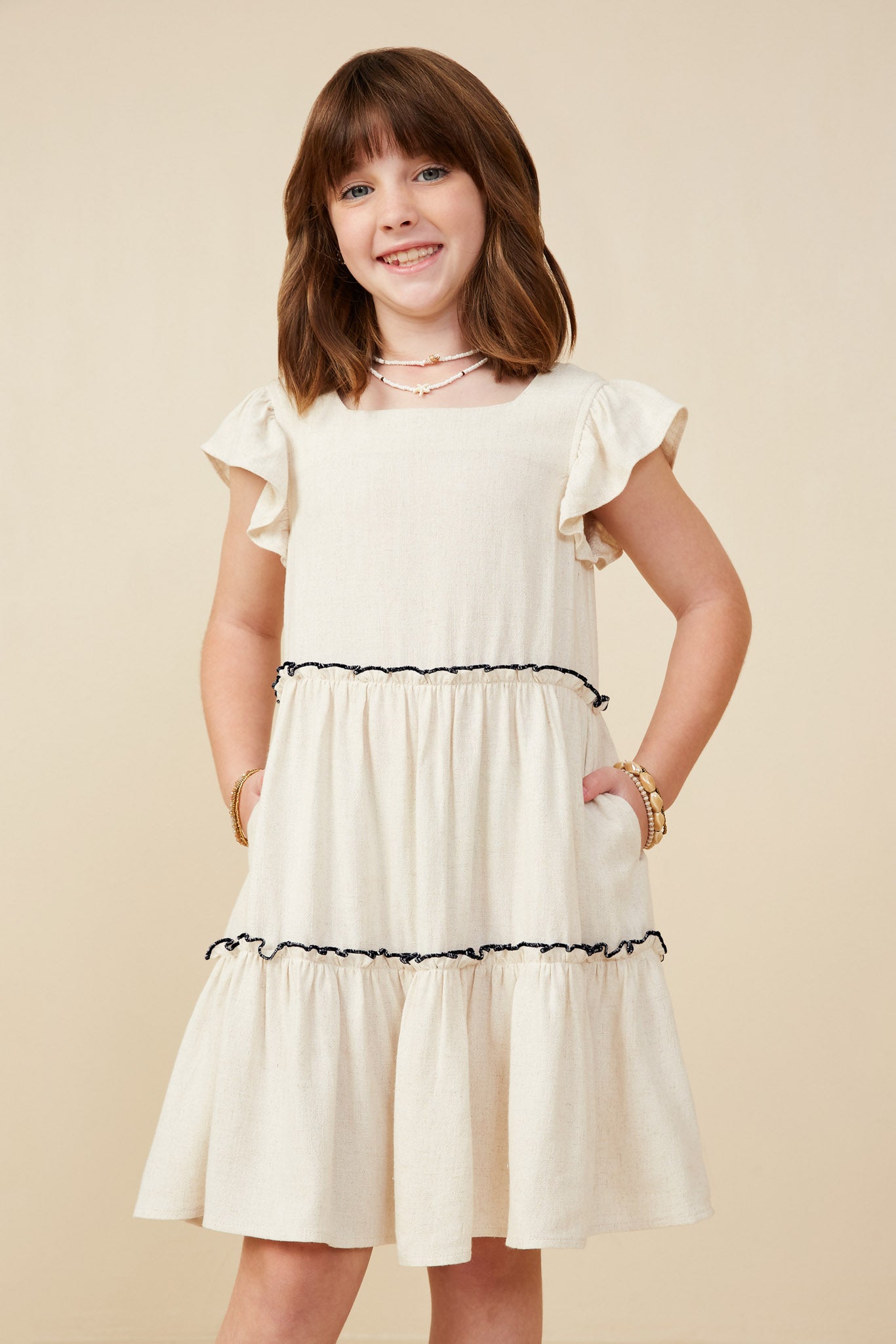 Rüschenkleid mit eckigem Ausschnitt und Kontrastnähten