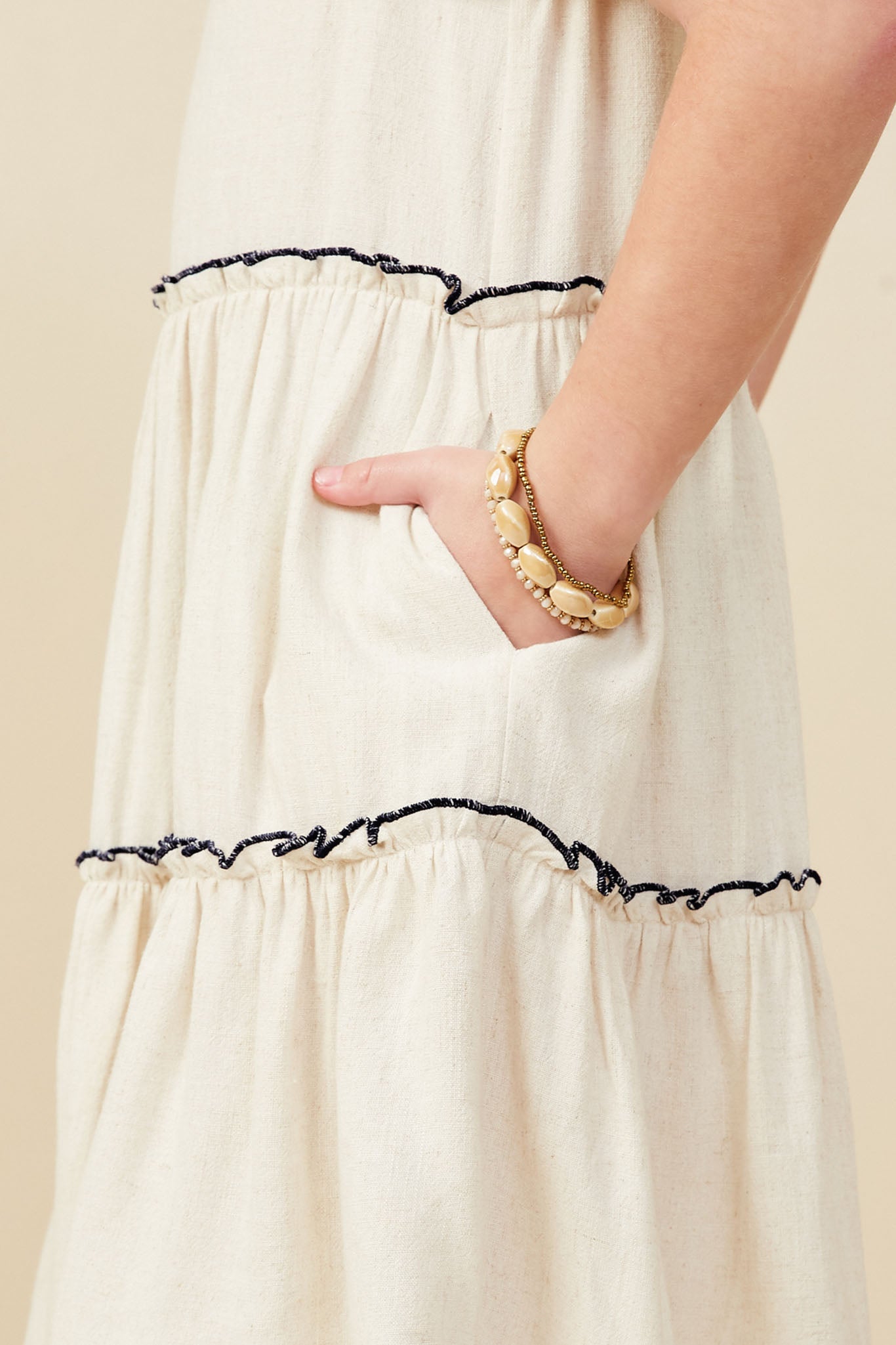 Rüschenkleid mit eckigem Ausschnitt und Kontrastnähten - Image 3