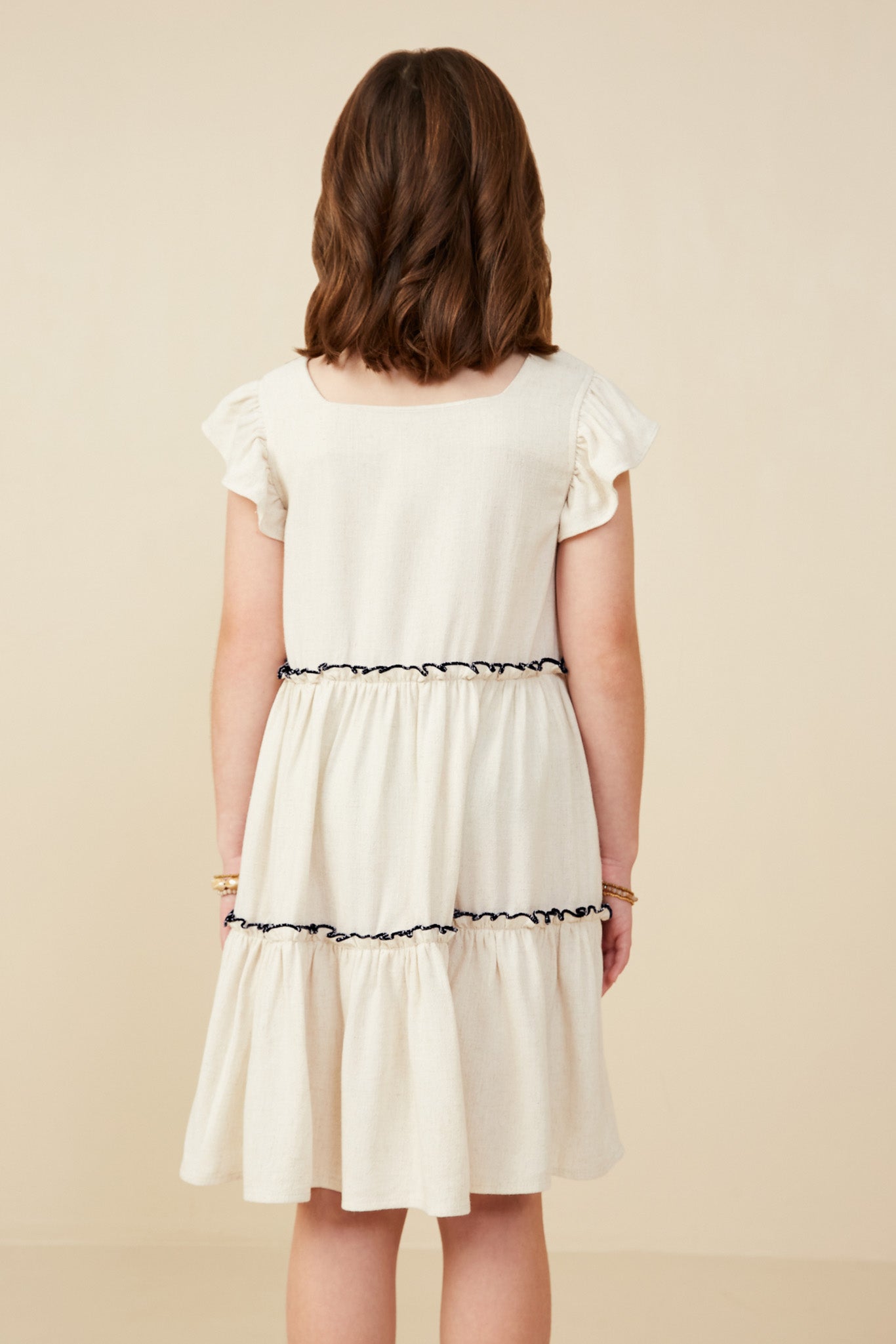 Rüschenkleid mit eckigem Ausschnitt und Kontrastnähten - Image 4