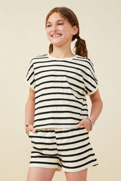 Gestreiftes Stricktop im Dolman-Stil mit Rüschenbesatz