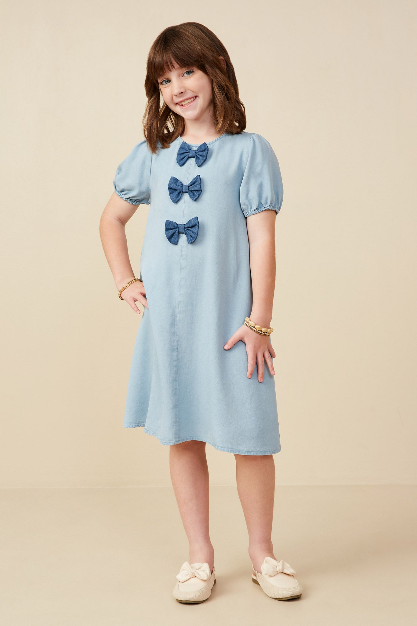 Tencel-Kleid mit kontrastierender Schleife und Puffärmeln - Image 2