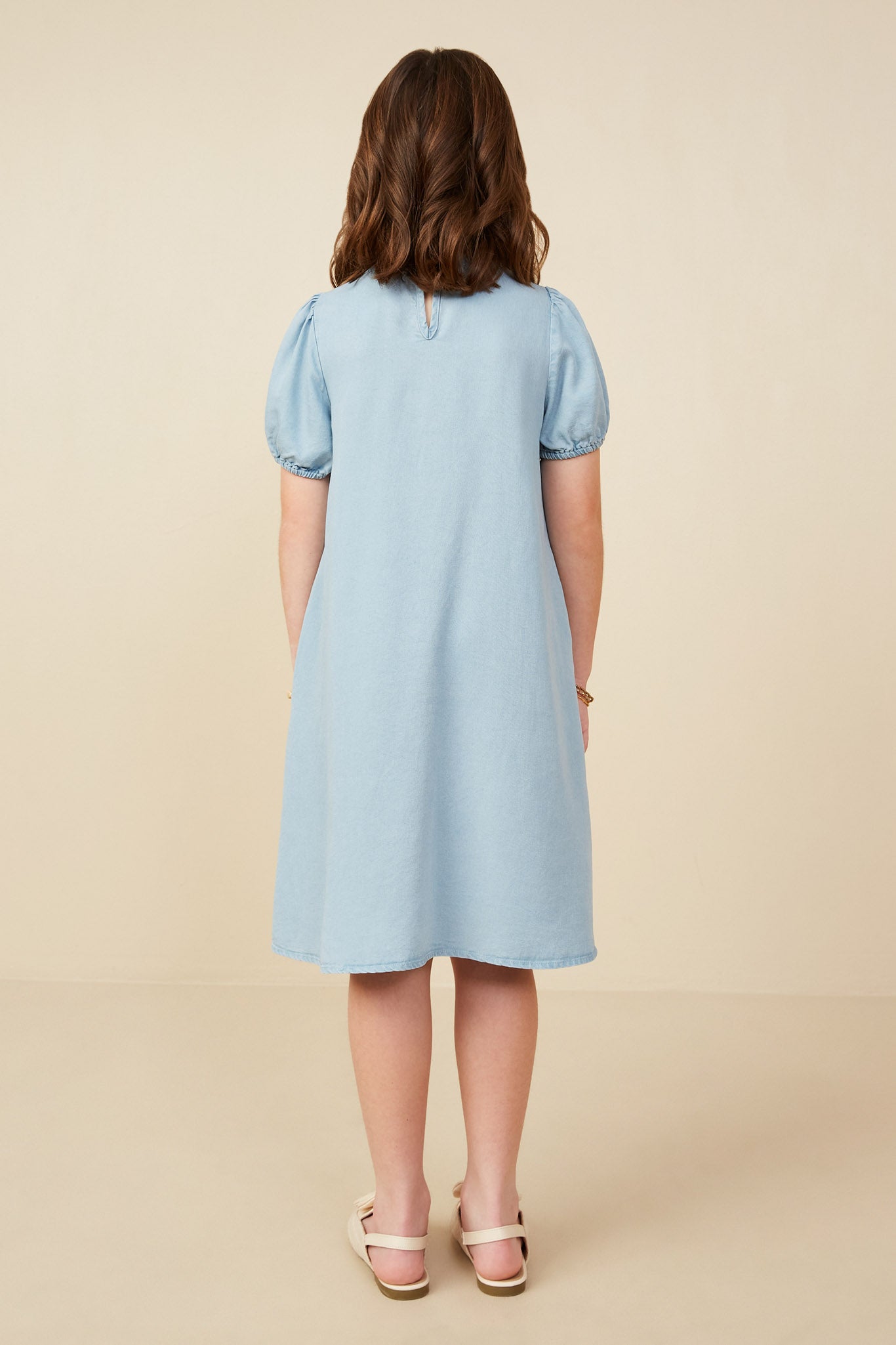 Tencel-Kleid mit kontrastierender Schleife und Puffärmeln - Image 4